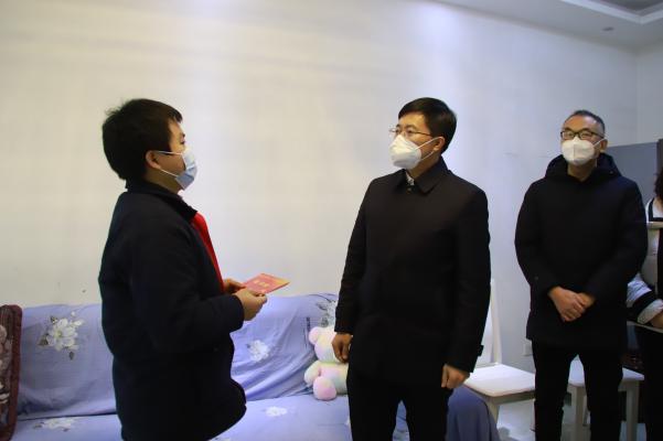 今良造酿酒：区委书记刘刚带队走访慰问公司 四川省劳动模范苟永志1.jpg