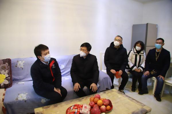 今良造酿酒：区委书记刘刚带队走访慰问公司 四川省劳动模范苟永志2.jpg